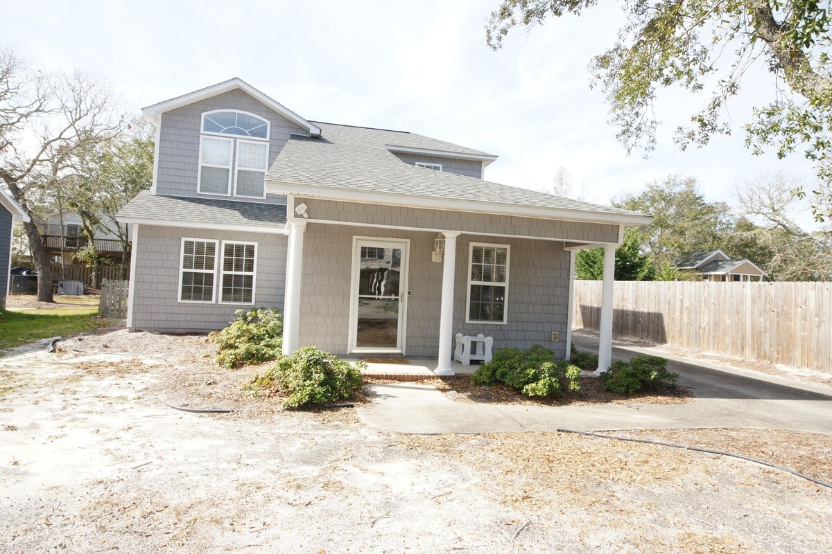 Pet-friendly, fully-fenced yard, minutes to beach
