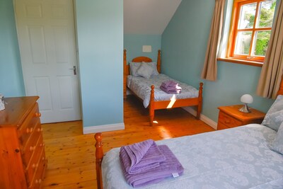 Achill Cottages no.1 - sleeps 6 guests  in 3 bedrooms