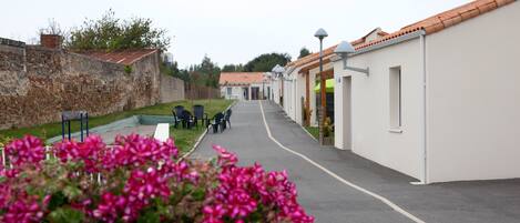 Espace vert. L'allée des 8 logements.