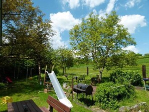 großer Garten mit Schaukel und Trampolin 