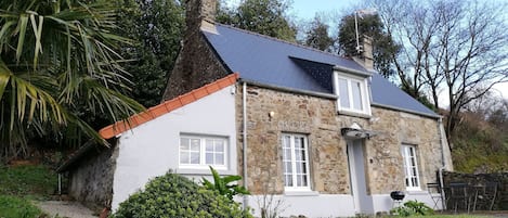 Les Bruyères, maison de 70m2 avec extérieur et place de parking.