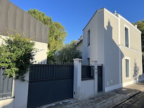 voici notre maison... au 9 Bis, idéalement située dans un quartier résidentiel.