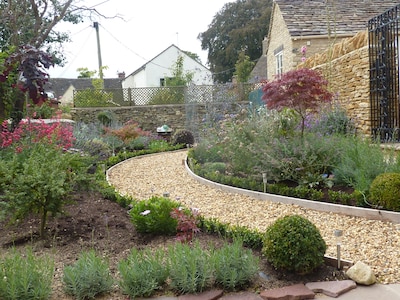 Charming Cotswold Stone Cottage with 3 Large En-Suite Bedrooms and Pretty Garden