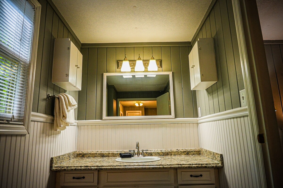 Recently renovated chalet within walking distance to the salt water pool