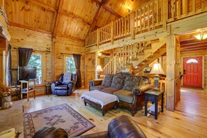 High vaulted ceiling-spacious.
