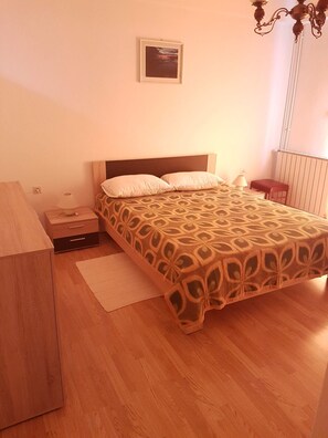 Schlafzimmer 1