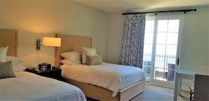 Newly Remodeld 2 Queen Guestroom with  Unobstructed Oceanside View and Balcony