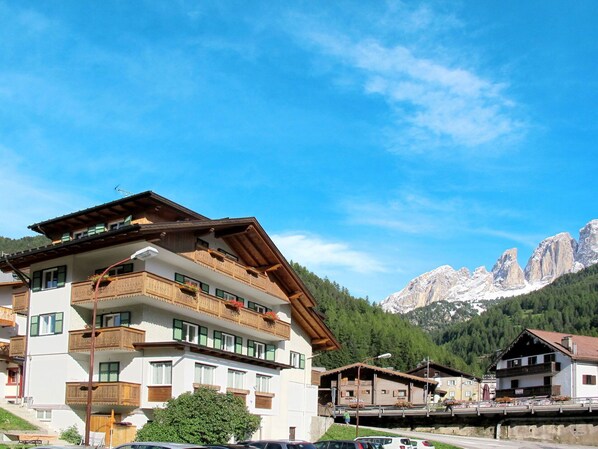 Mountainous Landforms, Mountain, Sky, Mountain Range, Town, Mountain Village, Property, Residential Area, Building, House