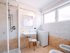 Mirror, Tap, Plumbing Fixture, Sink, Property, Furniture, Window, Building, Bathroom Sink, Bathroom