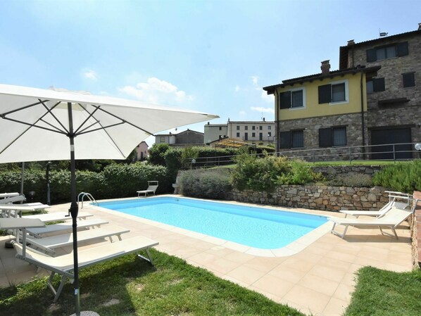 Propriété, Piscine, Maison, Zone Résidentielle, Bâtiment, Immobilier, Herbe, Arrière-Cour, Architecture, Domicile