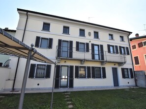 Fenêtre, Bâtiment, Ciel, Design Urbain, Quartier, Plante, Façade, Toit, Condominium