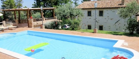 Plant, Water, Sky, Property, Swimming Pool, Tree, Building, Shade, Rectangle, Chair