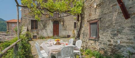 Table, Plant, Property, Furniture, Window, Building, Sky, Flowerpot, Chair, Architecture