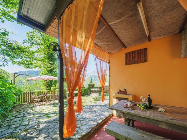 Pflanze, Eigentum, Gebäude, Holz, Schatten, Baum, Wasser, Hütte, Freizeit, Fenster
