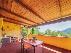 Eigentum, Möbel, Gebäude, Schatten, Holz, Zimmerpflanze, Veranda, Interior Design, Gartenmöbel, Stuhl