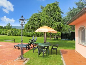 Propriété, Immobilier, Bâtiment, Maison, Hacienda, Pièce, Arbre, Ombre, Herbe, Table