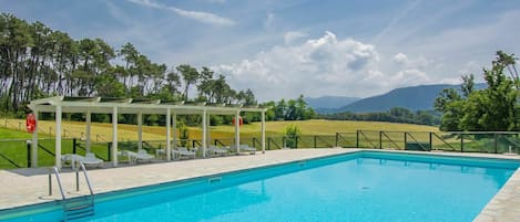 Water, Sky, Cloud, Property, Plant, Swimming Pool, Tree, Azure, Shade, Rectangle