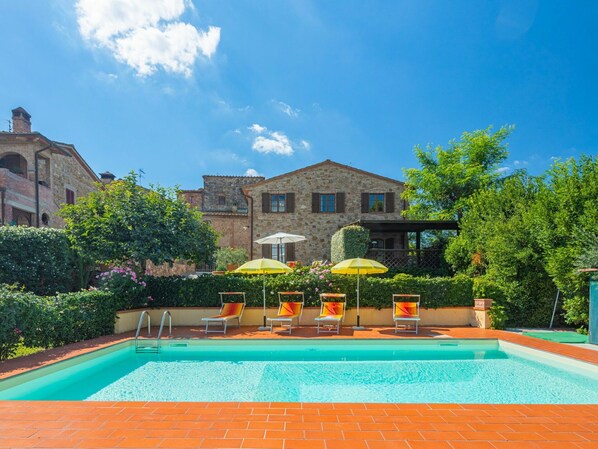 Cloud, Sky, Water, Plant, Building, Property, Swimming Pool, Blue, Green, Nature