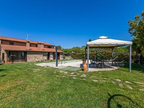 Cielo, Planta, Ecorregión, Árbol, Sombra, El Terreno Del Lote, Ventana, Hierba, Edificio, Barrio Residencial