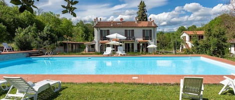 Water, Cloud, Sky, Plant, Swimming Pool, Building, House, Outdoor Furniture, Tree, Shade