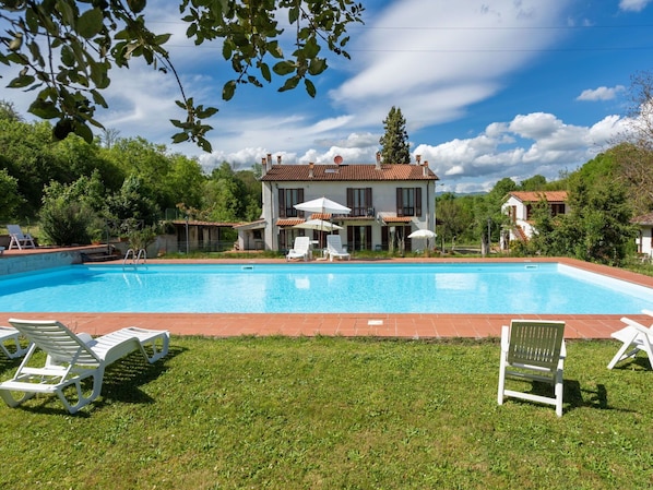 Water, Cloud, Sky, Plant, Swimming Pool, Building, House, Outdoor Furniture, Tree, Shade