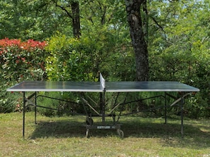Table, Plant, Tree, Shade, Rectangle, Outdoor Furniture, Sports Equipment, Leisure, Net, Grass