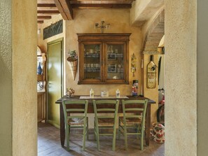 Möbel, Gebäude, Tabelle, Stuhl, Holz, Interior Design, Haus, Fussboden, Tür, Wohnzimmer