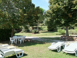 Plant, Plant Community, Light, Shade, Outdoor Furniture, Tree, Outdoor Bench, Grass, Table, Natural Landscape