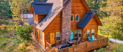 Welcome to Tranquil Aspens! Come stay and play in this dog friendly cabin!