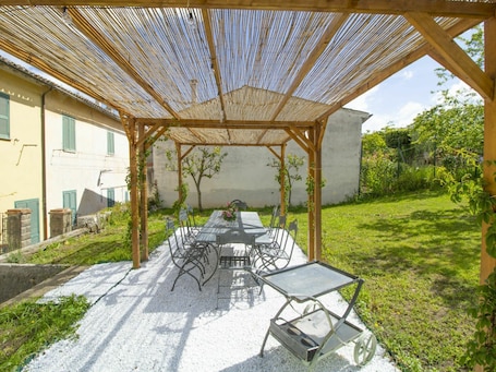 Plante, Table, Bâtiment, Ombre, Mobilier De Jardin, Chaise, Design Intérieur, Tableau De Plein Air, Herbe, Fenêtre