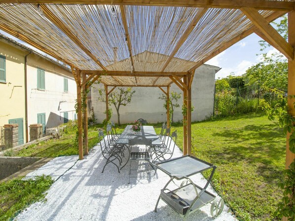 Pflanze, Tabelle, Gebäude, Schatten, Gartenmöbel, Stuhl, Interior Design, Tisch Im Freien, Gras, Fenster