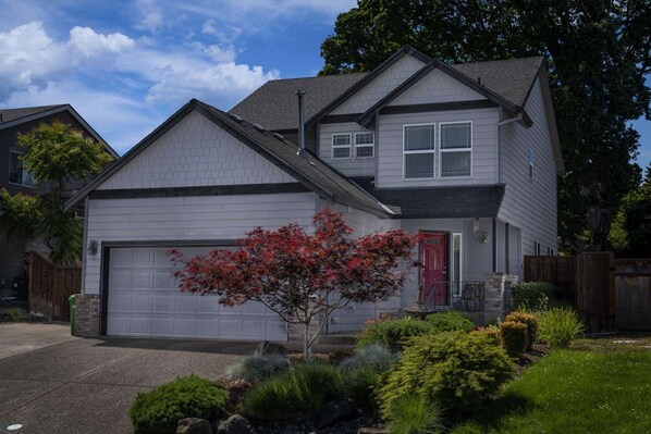 Welcome to Dundee Park Place! Please enjoy our spacious rental in the heart of Oregon wine country.