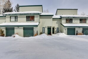 Exterior | Parking | Driveway (2 Vehicles)