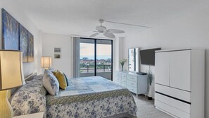 Master Bedroom
King Bed
42" TV