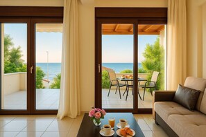 Living room with a direct access to the veranda