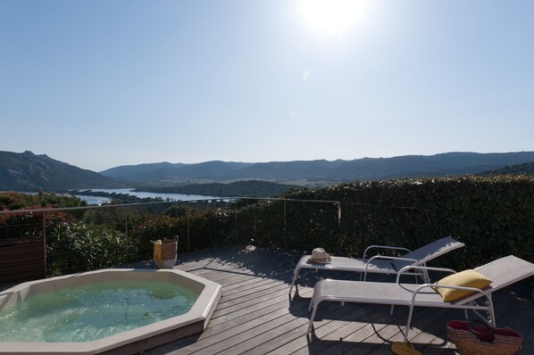 Outdoor spa tub