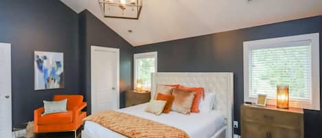 Bedroom 1: Master w/King bed & en suite bathroom