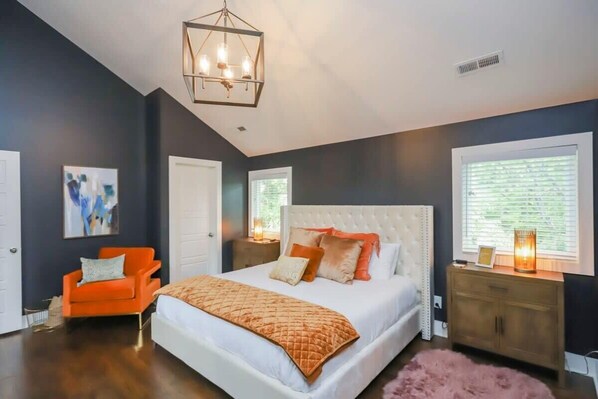 Bedroom 1: Master w/King bed & en suite bathroom