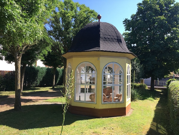 Pavillon auf dem Grundstück