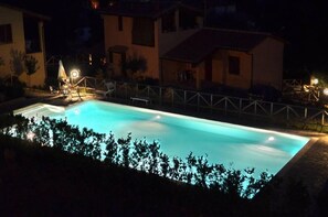 Piscina di notte