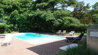 PRIVATE SUITE BEDROOM  WITH SITTING AREA, USE OF POOL & KAYAK!