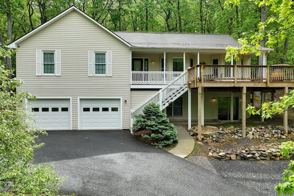Massanutten Vacation Rental Home | 7BR | 3BA | Stairs Required | 2,800 Sq Ft