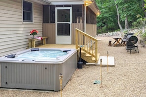 Private 6-Person Hot Tub (4 Adults)