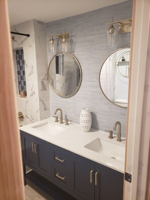 Main floor bath with tub/shower combo.