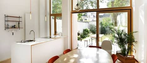 Overview on the kitchen, dining area, the terrace and the garden