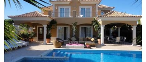 Villa Varandas Do Lago | 5 Bedroom villa | Private Pool | Table tennis | A Few Minutes Drive Between Vale Do Lobo And Quinta Do LagoBy Villamore