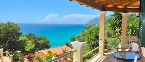 Vordere Terrasse mit Panorama Meerblick