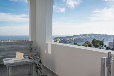 Two Bedroom Luxury Villa With outdoor Hot Tub and Caldera View