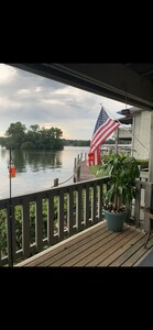 Peaceful, quiet, and cozy,--all in a newly remodeled condo on the lake