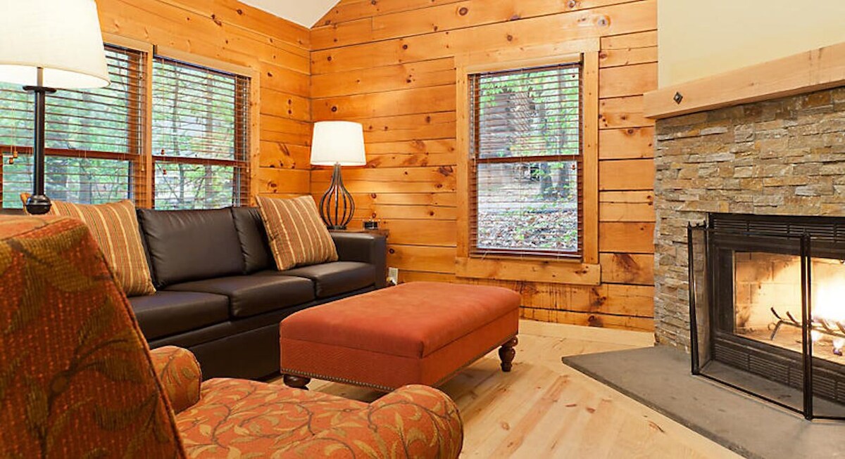 2 Bedroom Cabin in the heart of the Shenandoah Valley Hot tub and Pool